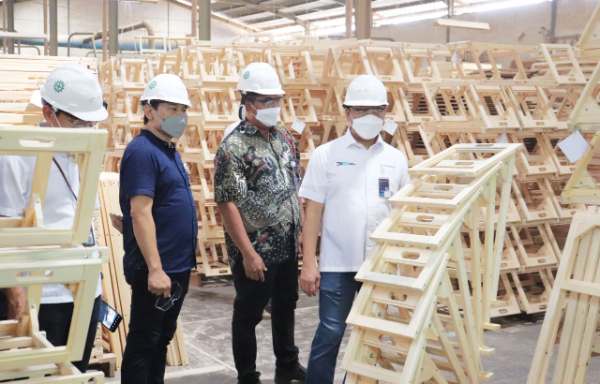 Supervisor-Produksi-Solid-Wood-Furniture