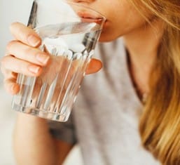 manfaat minum air putih di pagi hari